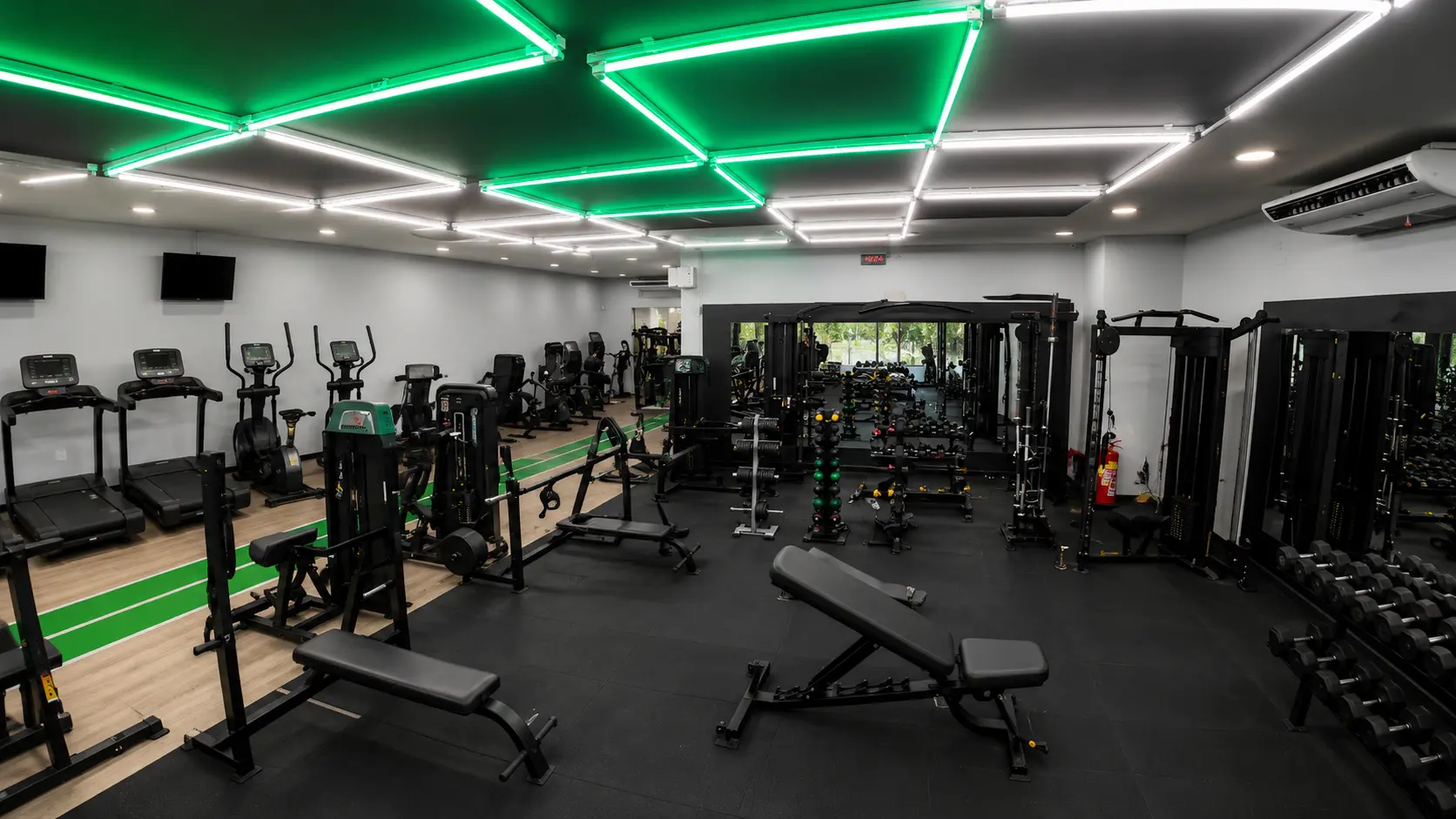 Área de musculação da Match Fit Graças em visão geral