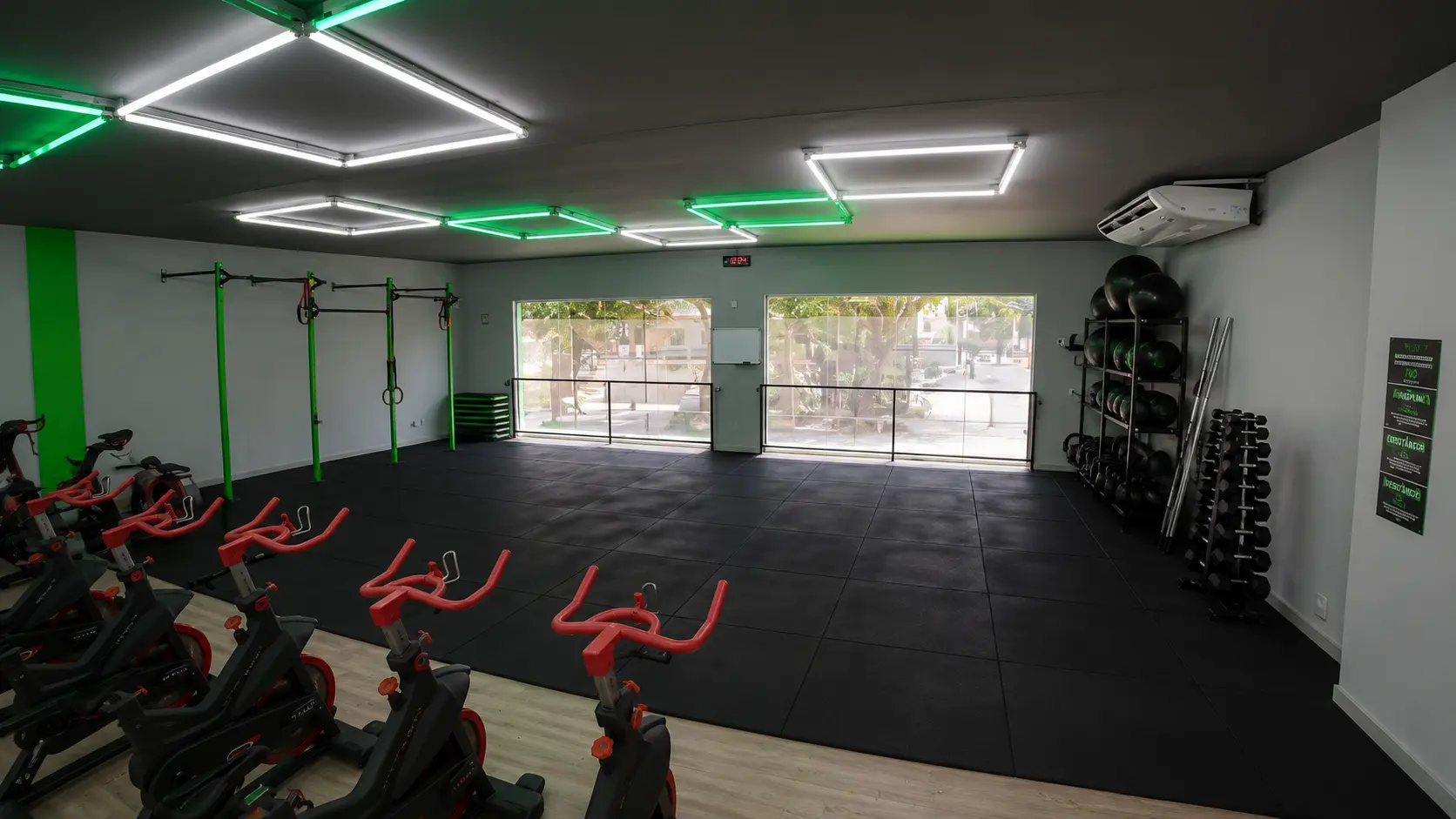Área de treino funcional e bike indoor da Match Fit Graças