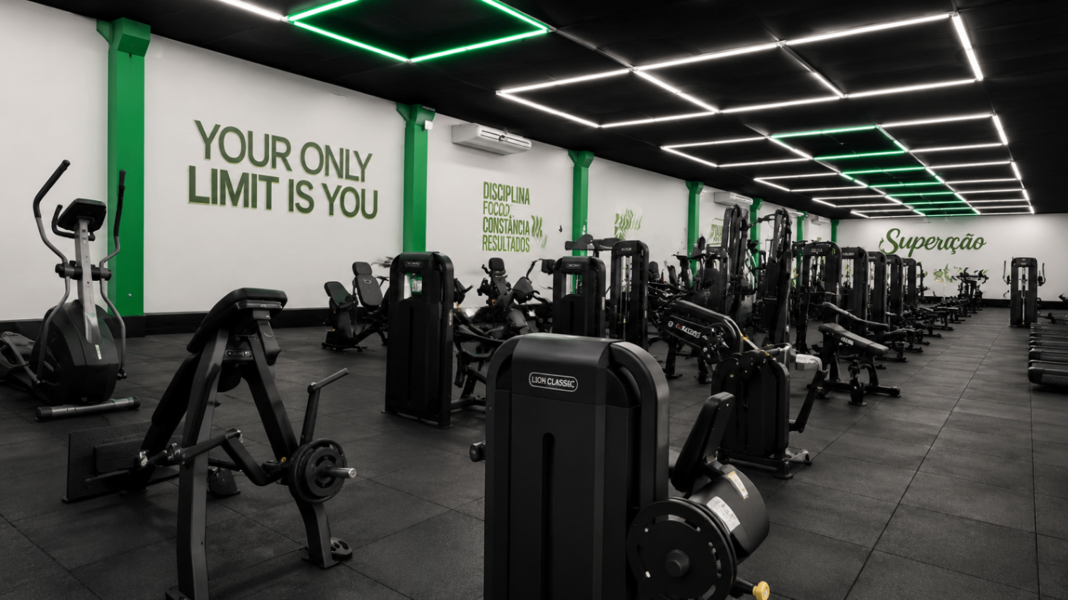 Área de máquinas de musculação da Match Fit São Lourenço
