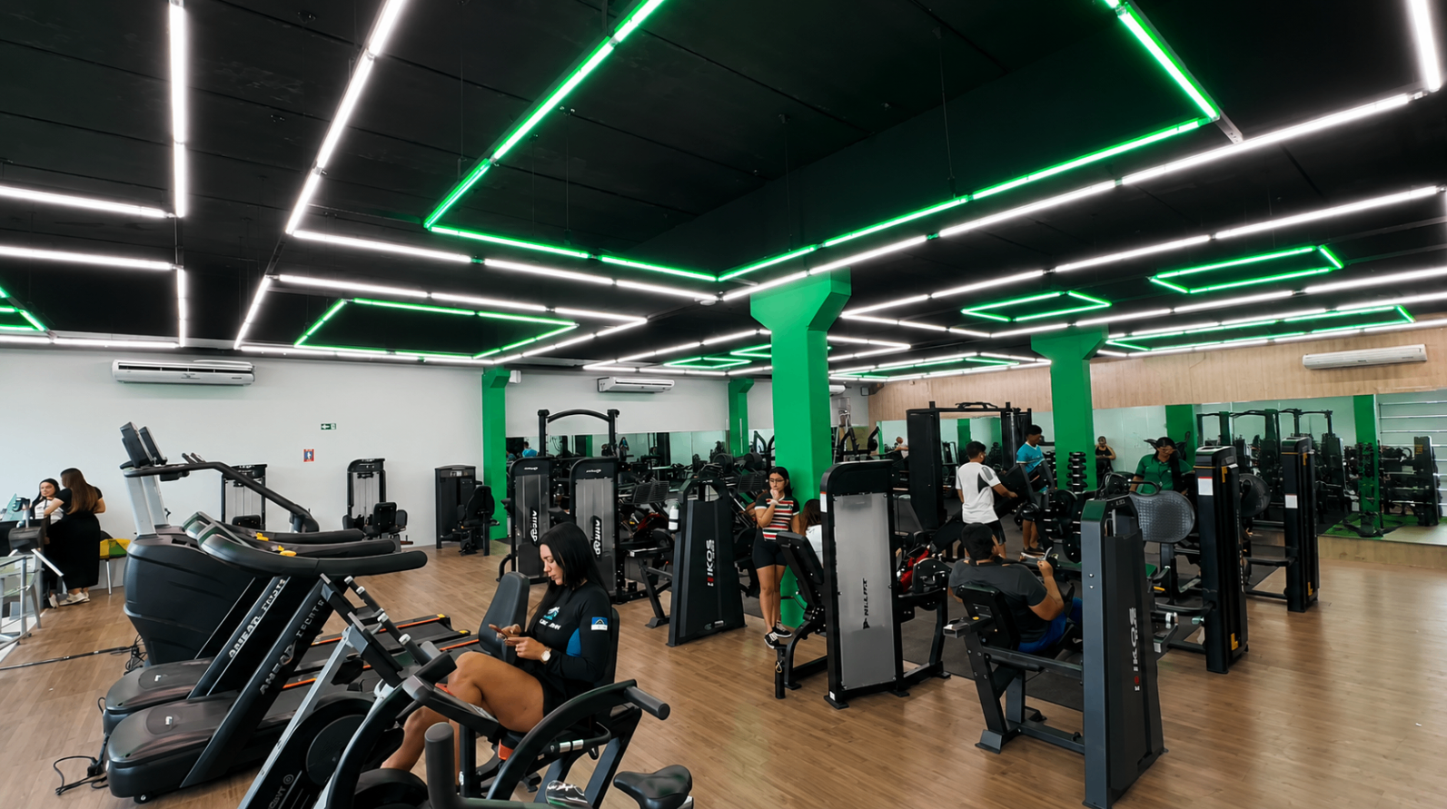 Área de musculação da Match Fit Camaragibe I em visão geral