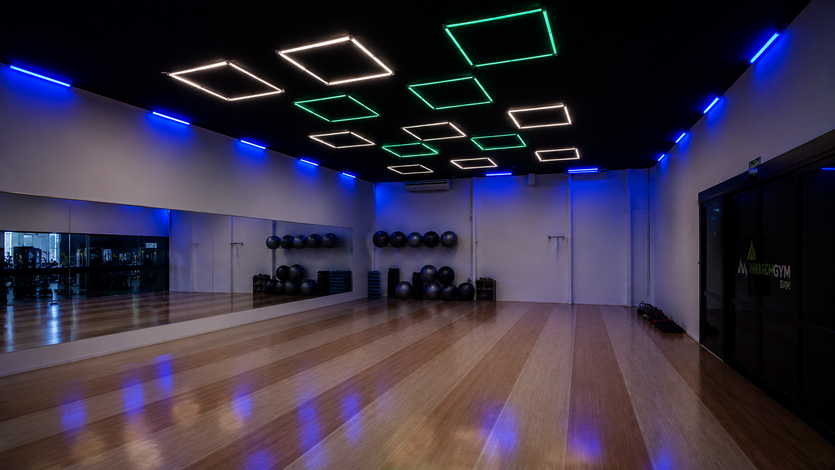 Sala de ginástica com iluminação LED da Match Fit Carpina I