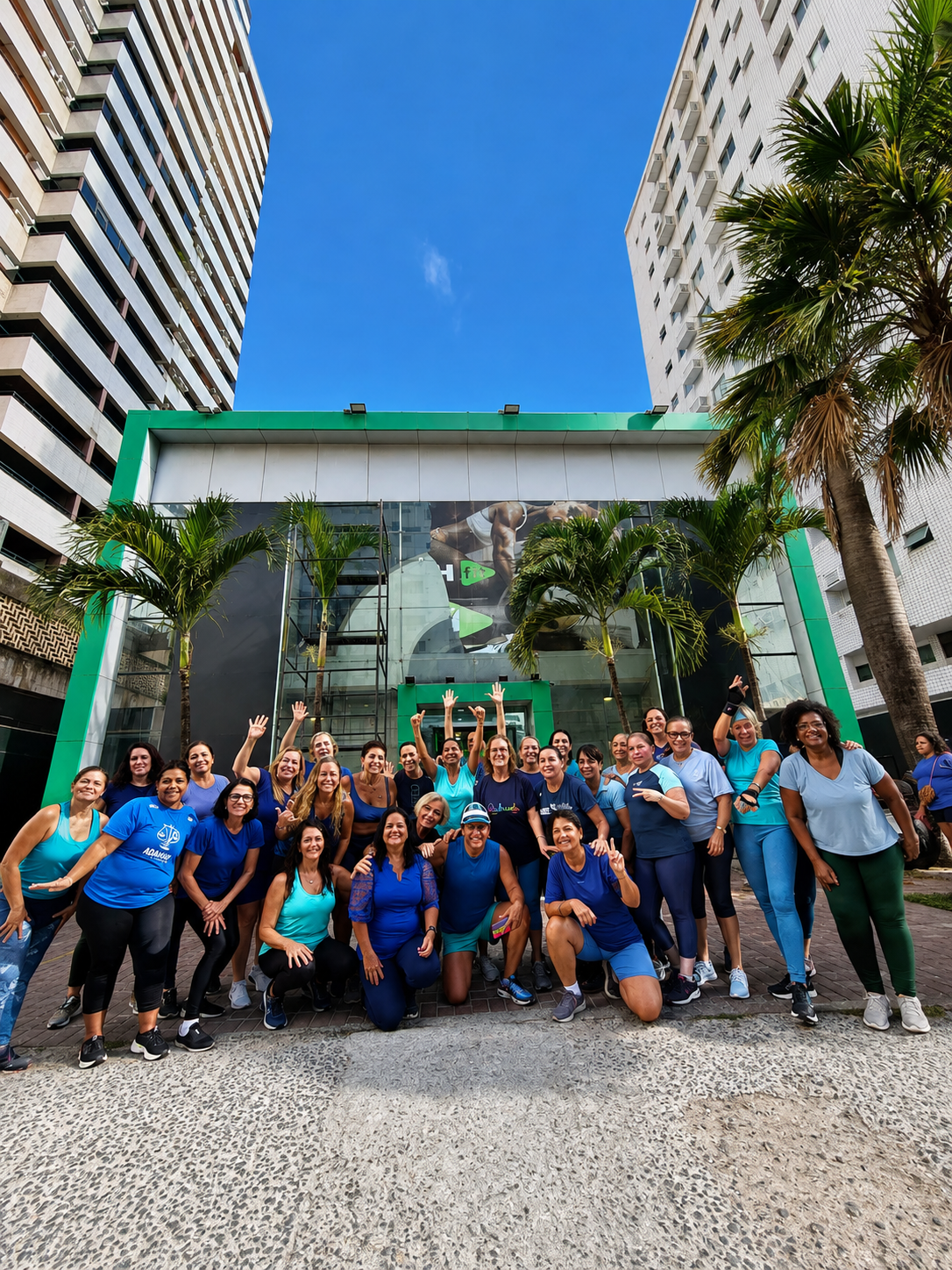 Alunas reunidas na fachada de uma unidade Match Fit