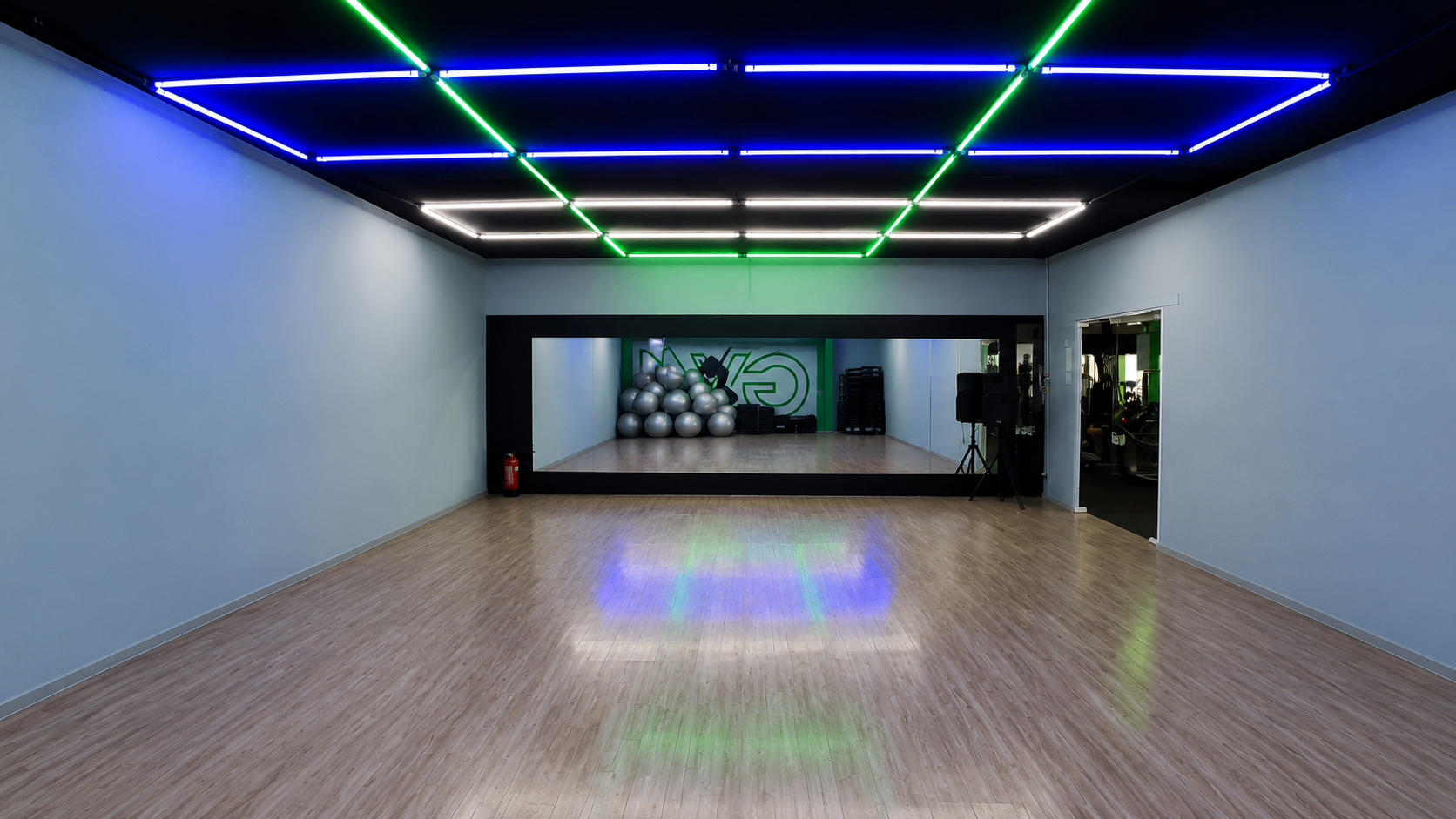 Sala de ginástica e dança da Match Fit Tejipió com espelho e iluminação cênica