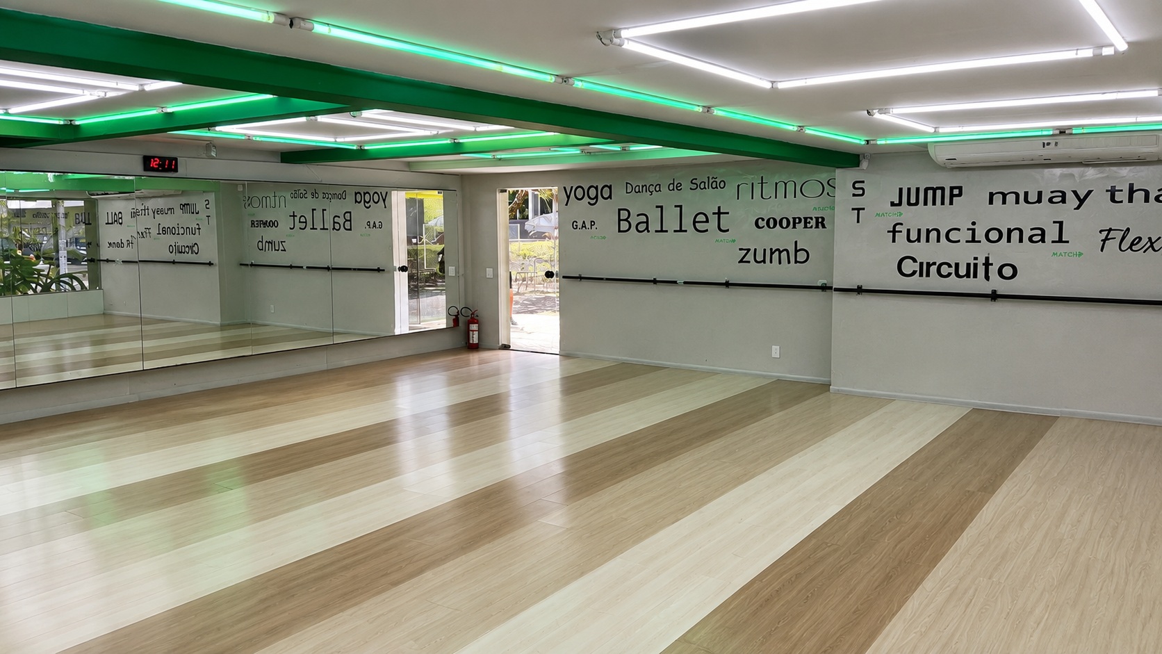 Sala de ginástica da Match Fit Setúbal com espelhos e barra