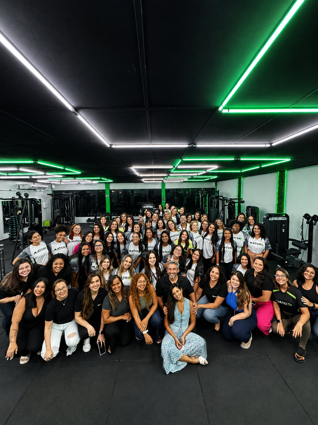 Equipe Match Fit reunida na sala de musculação com iluminação verde