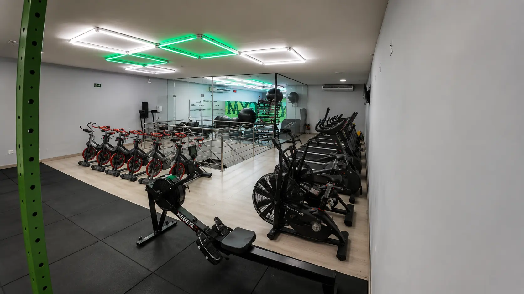 Área de cardio da Match Fit Graças com esteiras e bikes