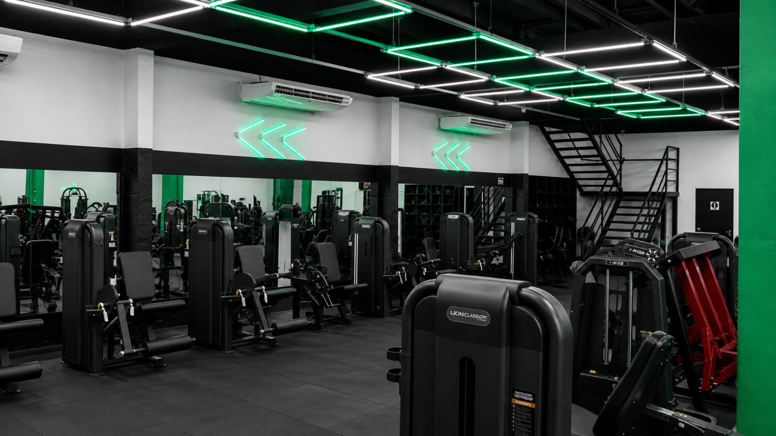 Equipamentos de musculação e mezanino da Match Fit São Lourenço