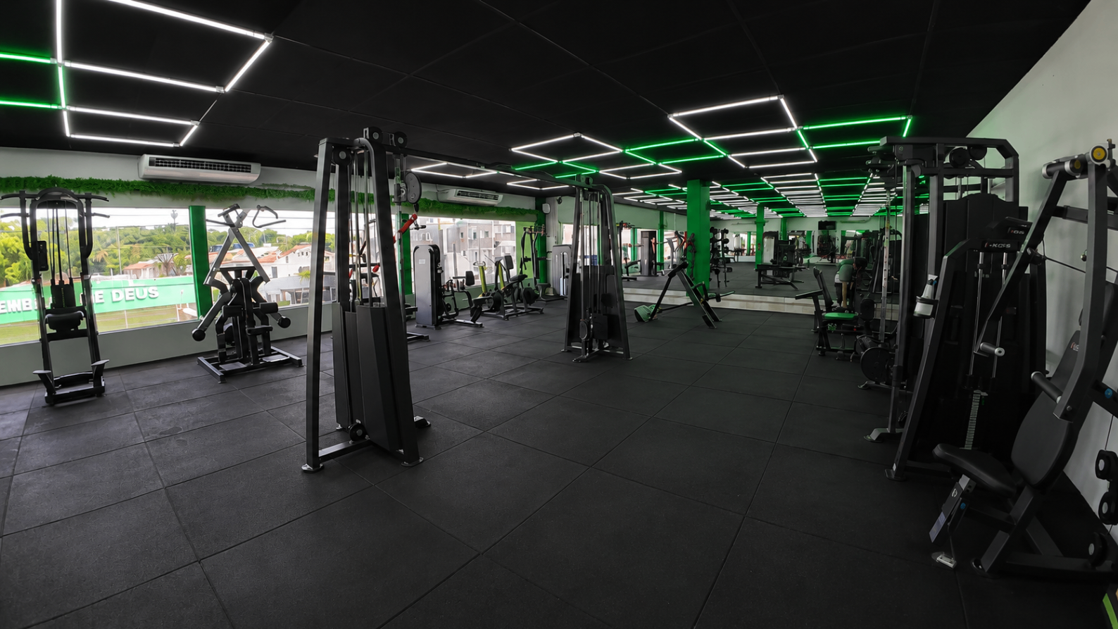 Segundo ângulo da área de musculação da Match Fit Tejipió