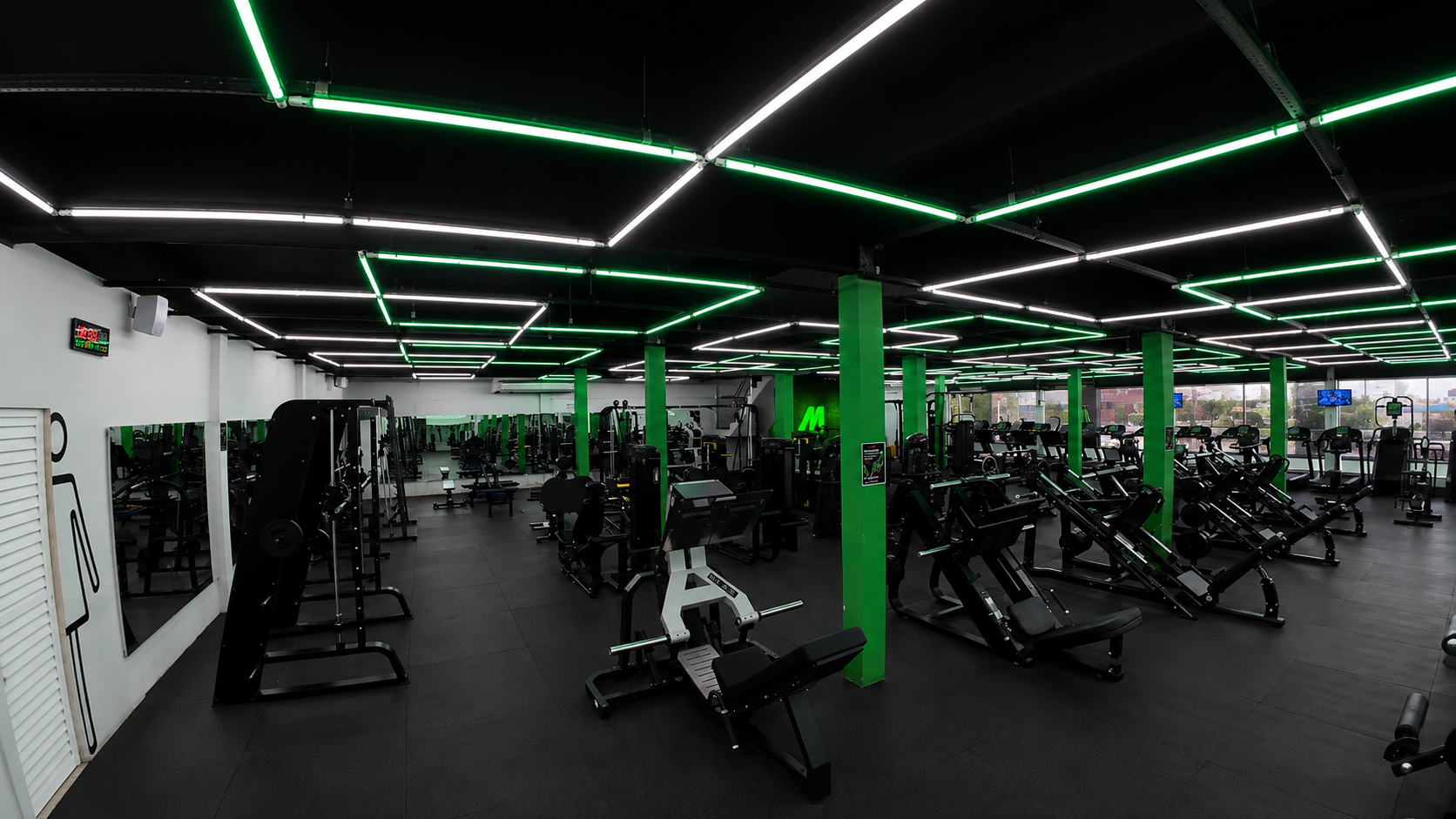 Área de musculação da Match Fit Prazeres em visão geral