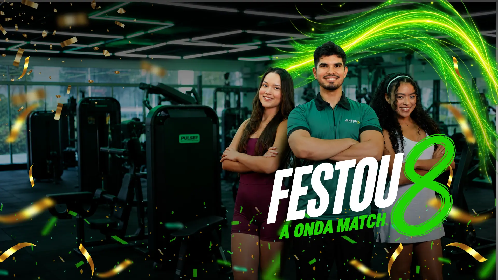 Campanha Festou 8 da Match Fit: três pessoas sorrindo em academia com ondas de luz verde e confetes dourados
