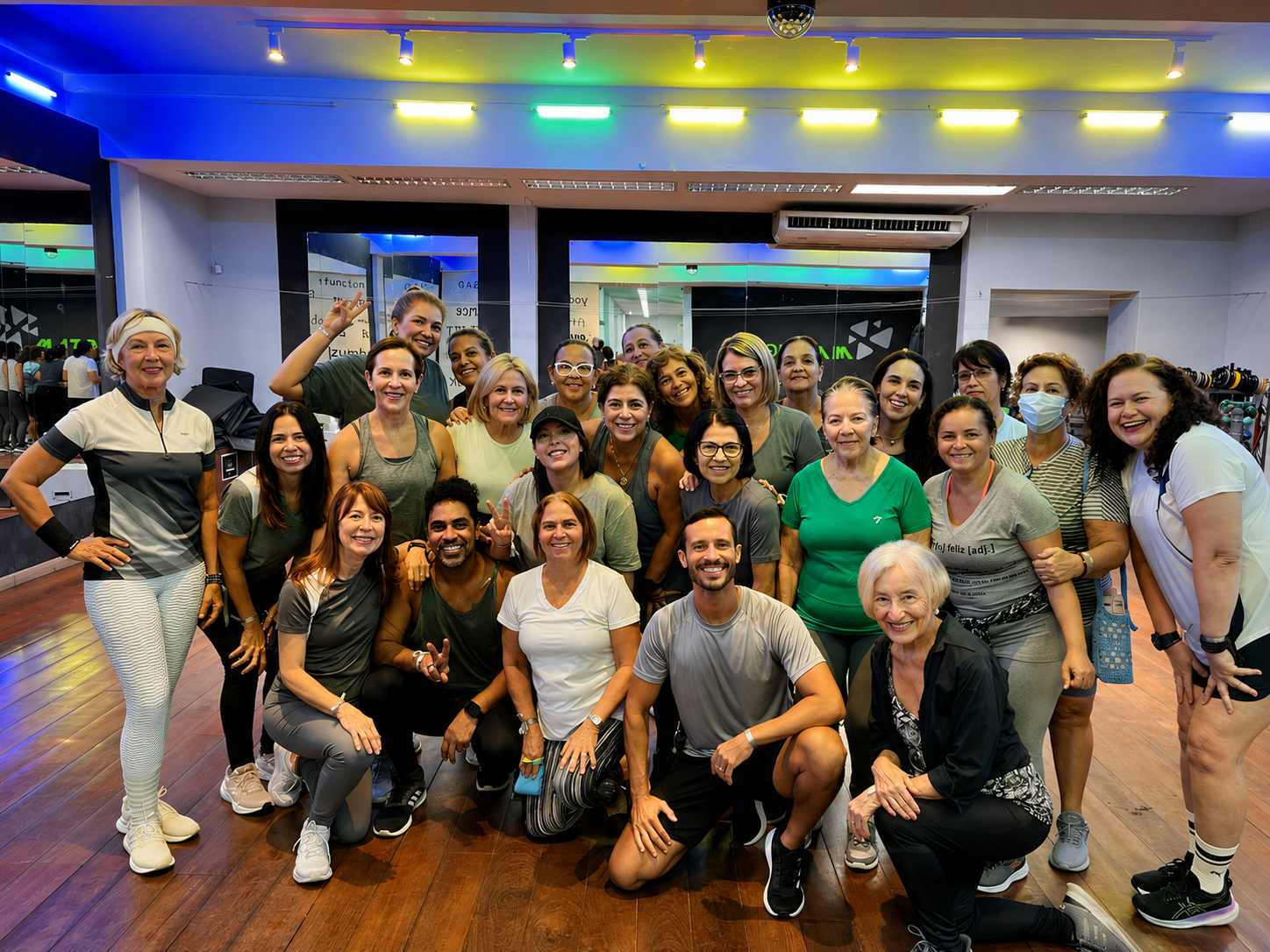 Turma de alunos da Match Fit reunida no estúdio de aulas coletivas