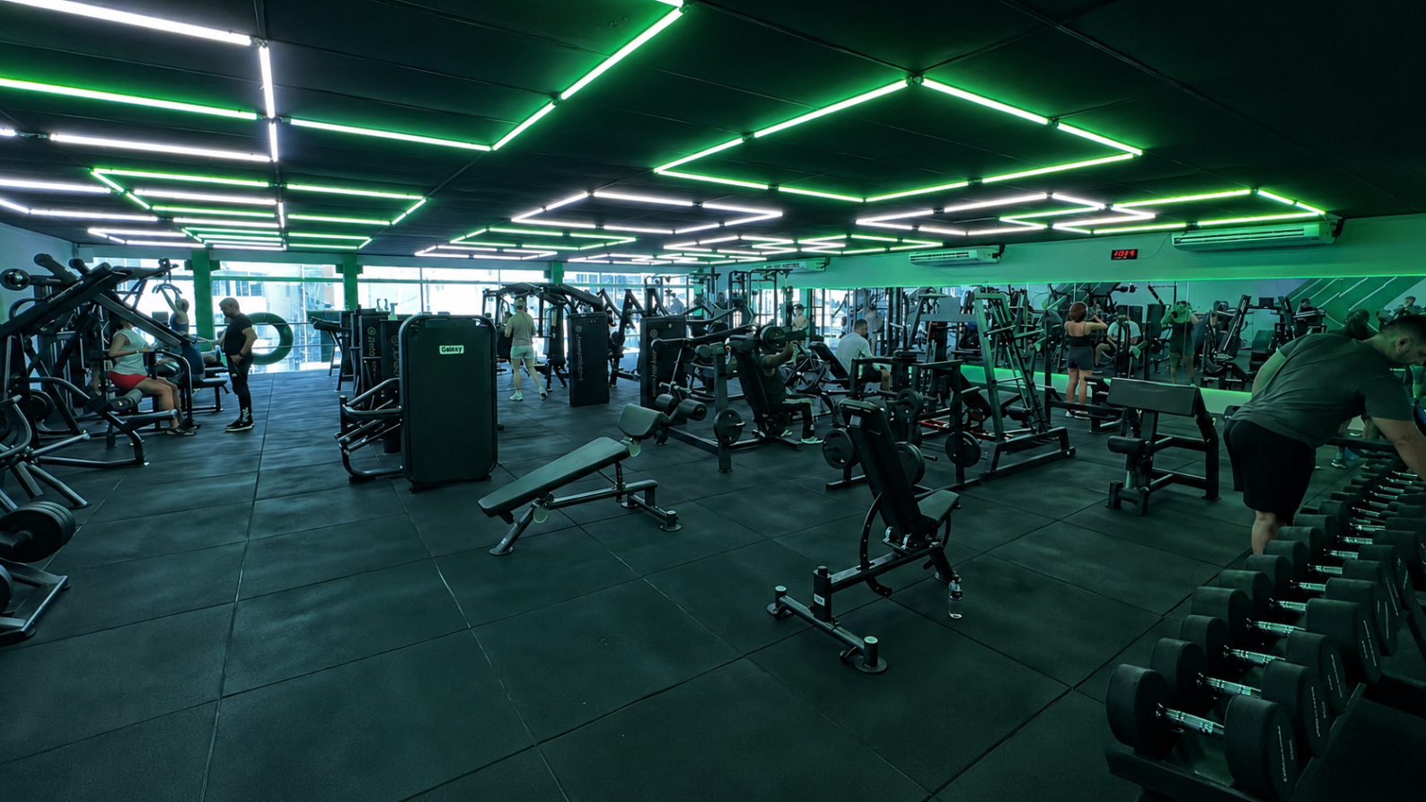 Musculação com iluminação LED verde da Match Fit Candeias